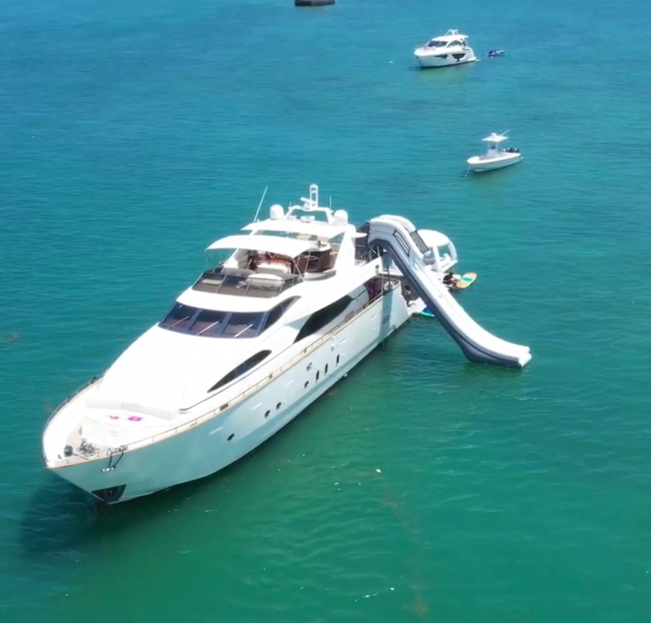 105ft Azimut